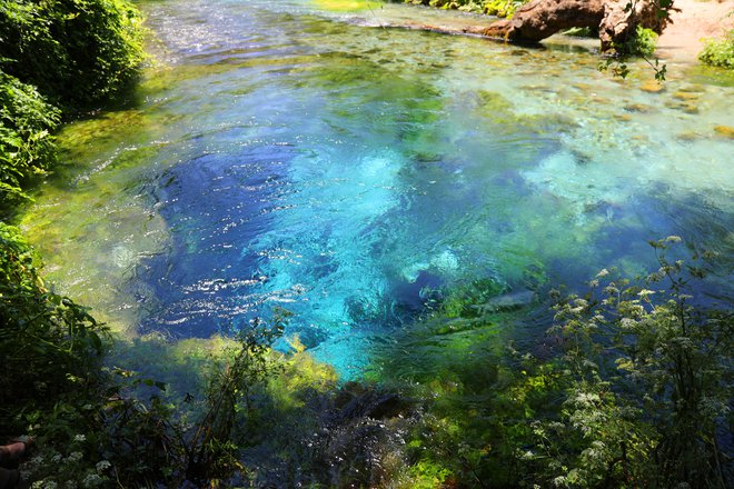 L'occhio azzurro, o Syri i Kaltër in albanese, è una bellissima fonte di acqua ghiacciata nel mezzo della torrida Albania.  FOTO: materiale promozionale