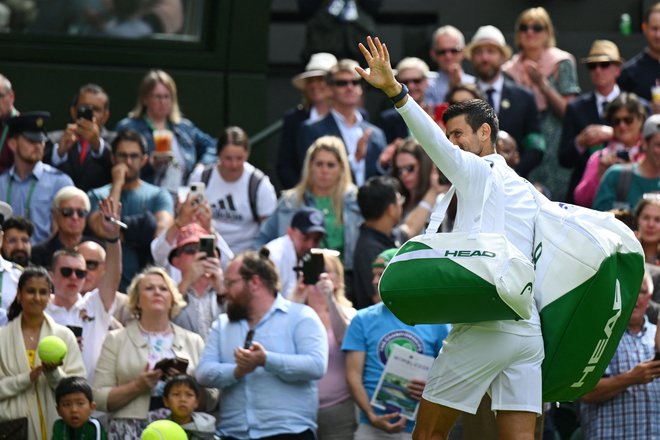 Novak Đoković pozdravlja gledalce ob osredjnem igrišču. FOTO: Sebastien Bozon/AFP
