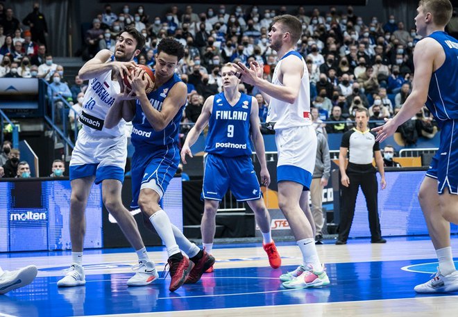 Mike Tobey (levo, z žogo) in Edo Murić. FOTO:&nbsp;Fiba
