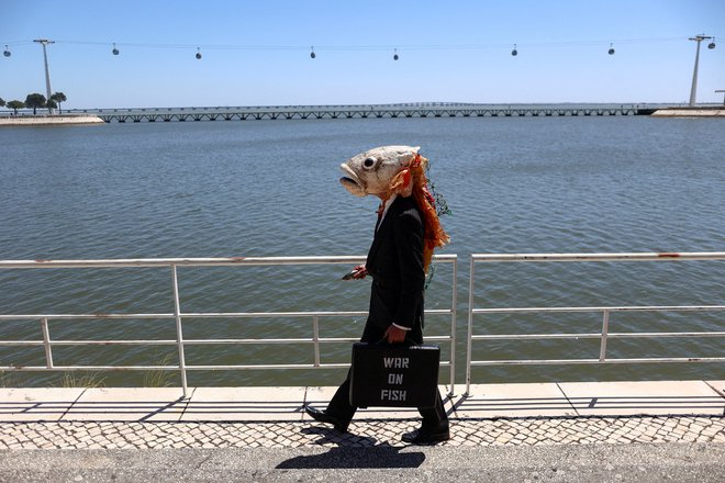 Aktivistični odziv na konferenco o oceanih, ki te dni poteka v Lizboni. FOTO:&nbsp;Pedro Nunes/Reuters
