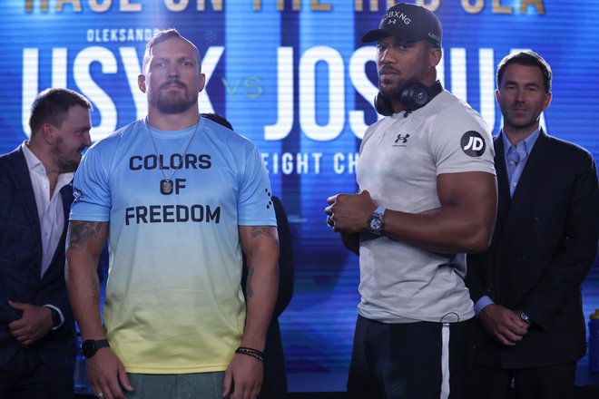 Anthony Joshua (desno) in Oleksandr Usik na novinarski konferenci v Londonu. FOTO: Peter Cziborra/Reuters
