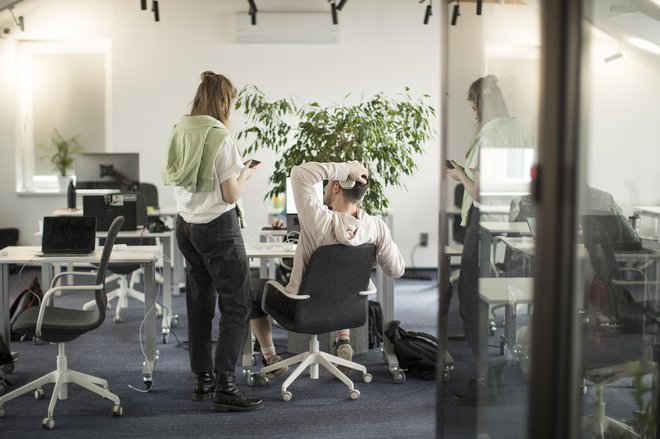 Vodilni v podjetjih lahko spodbujajo skrb za duševno zdravje zaposlenih in pripomorejo k zmanjšanju stresa. FOTO: Jure Eržen/Delo
