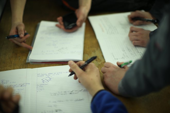 Srednje šole so zapolnile vse možne kapacitete, da so lahko sprejele še več dijakov. Kaj bo v prihodnjih letih, ko prihajajo še številnejše generacije, ni znano. FOTO: Jure Eržen/Delo
