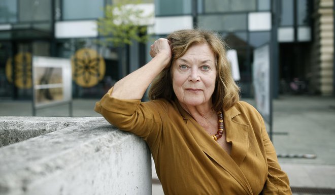 Marijana Brecelj po več kot petdesetletni karieri realno gleda na čas, ki mineva, brez sentimenta in obžalovanja. Foto Blaž Samec
