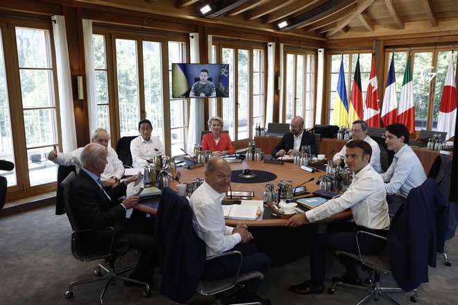 Voditelji držav skupine G7 so si na vrhu v Nemčiji slekli samo suknjiče. FOTO: Benoît Tessier/AFP
