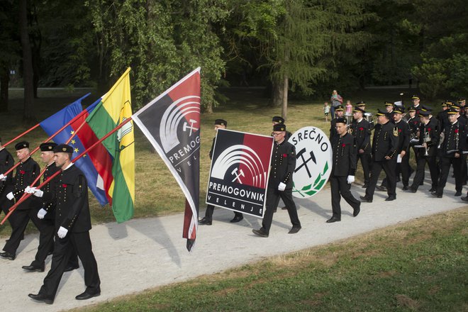 Rudarska tradicija: Premogovnik Velenje je 3. julija lani na mestnem stadionu pripravil jubilejni, 60. Skok čez kožo. Foto: Jure Eržen/Delo
