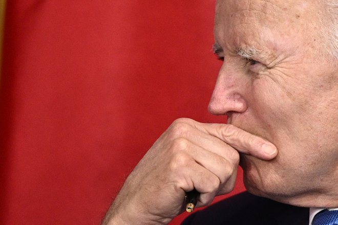 Predsednik Biden se po svoje &ndash; in načelno &ndash; ukvarja z varnostnimi izzivi, vsaj pri energetskih vprašanjih pa bi se moral približati predhodniku. Foto Brendan Smialowski/AFP
