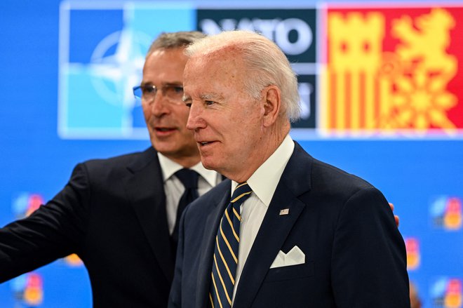 Generalni sekretar Nata&nbsp;Jens Stoltenberg in ameriški predsednik Jod Biden v Madridu. FOTO:&nbsp;Gabriel Bouys/Afp
