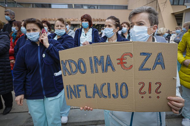 Pošteno plačilo za pošteno opravljeno delo &ndash; so februarja letos zahtevali sindikati zdravstva in socialnega varstva. Fotografija je bila posneta med stavko pred ljubljanskim UKC. FOTO:&nbsp;Jože Suhadolnik/Delo
