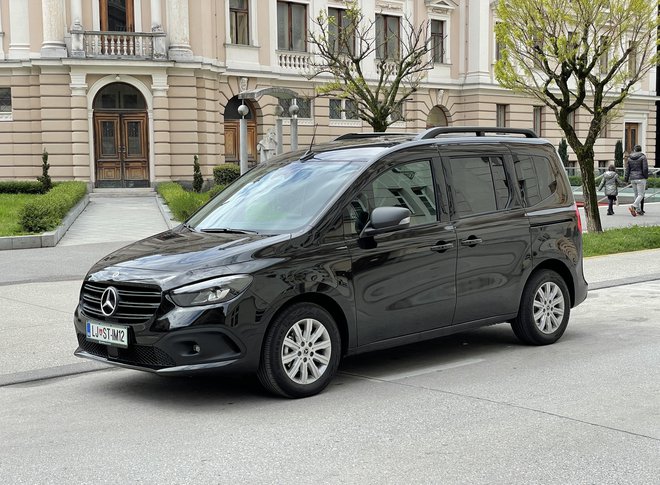 Mercedes-benz citan ni med najbolj elegantnimi mercedesi, je pa eden bolj praktičnih. FOTO: Blaž Kondža
