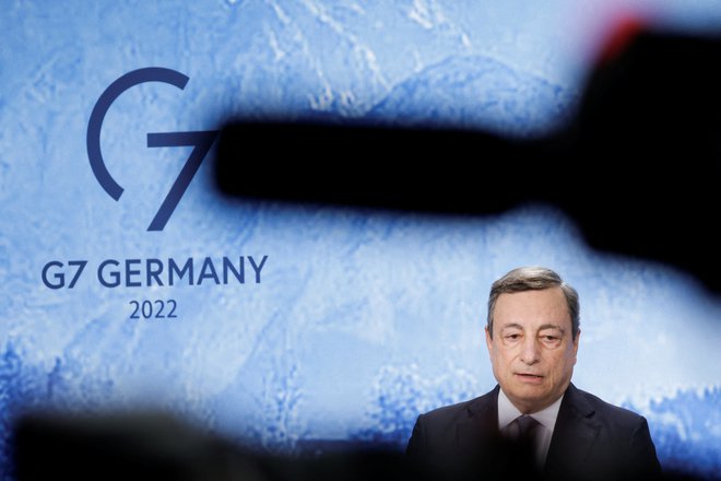 Draghi je na vrhu skupine G7 in Nata&nbsp;nastopal kot protagonist -&nbsp; vendar na mednarodnem prizorišču ne upošteva strankarskih pretresov na v Italiji.

FOTO: Leonhard Foeger/Reuters
