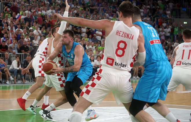 Luka Dončić je vedno našel pot skozi hrvaško obrambo. FOTO: Blaž Samec/Delo
