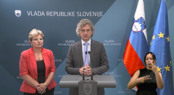 Ministrica za kmetjistvo Irena Šinko in predsednik vlade Robert Golob sta&nbsp;napovedala ukrepe za pomoč kmetom.&nbsp;FOTO: Vlada na Twitterju
