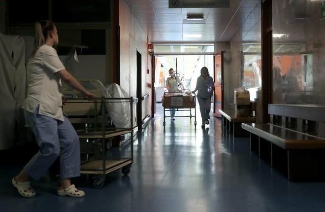 Zdravnikom, medicinskim sestram in drugim zdravstvenim delavcem, ki delajo na primarni ravni, se obetajo dodatki. A ne vsem. FOTO: Blaž Samec/Delo
