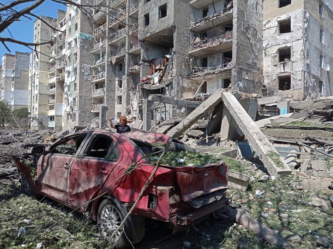 Uničena stanovanjska stavba v Odesi. FOTO: Iryna Nazarchuk/Reuters
