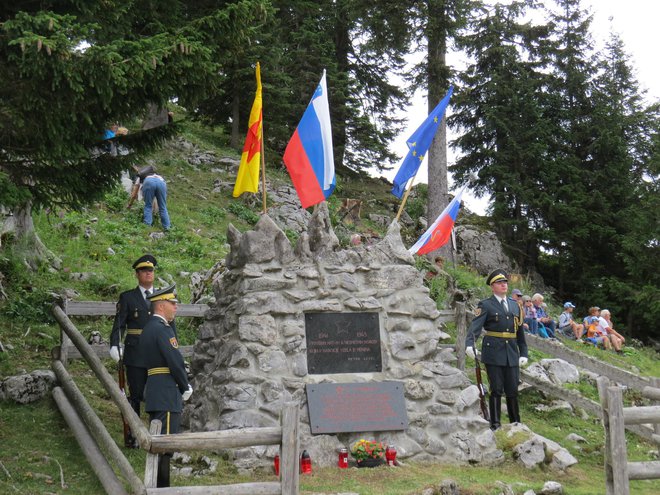 Častna straža pripadnikov slovenske vojske pred spomenikom padlih partizanov. FOTO:&nbsp;Bojan Rajšek/Delo
