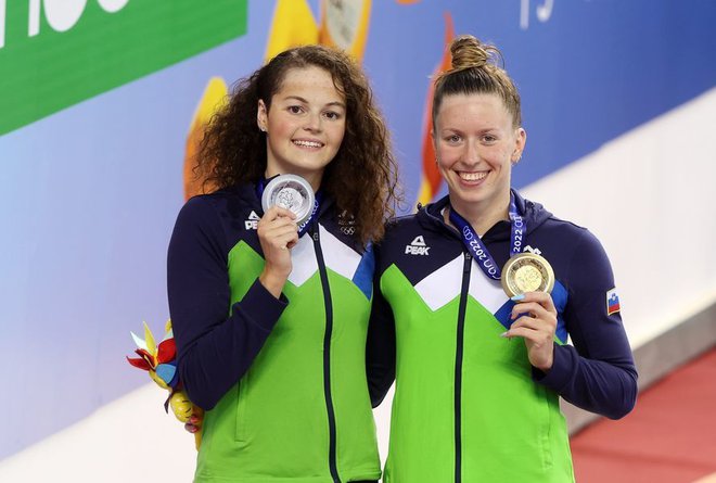 Zlata Janja Šegel, desno, in srebrna Katja Fain sta Sloveniji priplavali dvojno zmago na 200 m prosto. FOTO: Aleš Fevžer/OKS
