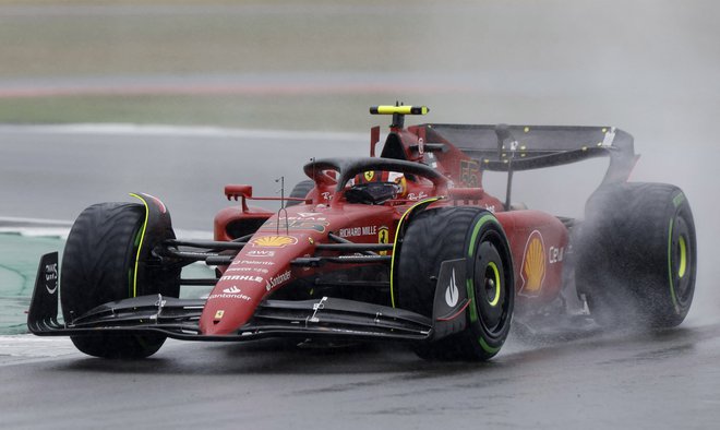 Carlos Sainz mlajši je bil najhitrejši v včerajšnjih kvalifikacijah v Silverstonu. FOTO: Peter Cziborra/Reuters
