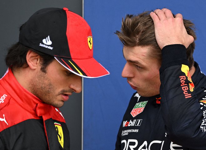 Carlos Sainz mlajši in Max Verstappen sta si imela po kvalifikacijah veliko za povedati. FOTO: Justin Tallis/AFP
