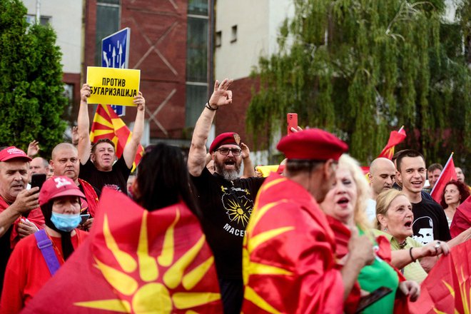 V Skopju je v soboto več tisoč ljudi protestiralo proti kompromisnem predlogu, po katerem bi v ustavo vključili bolgarsko manjšino. FOTO: Robert Atanasovski/AFP
