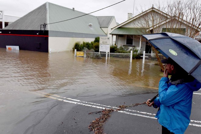 Več tisoč ljudi so pozvali v evakuaciji. FOTO: Muhammad Farooq/AFP
