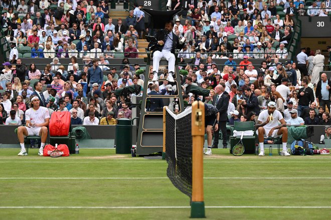 Nick Kyrgios (desno) si je privoščil banano med premorom dvoboja s Stefanosom Tsitsipasom. FOOT: Glyn Kirk/AFP
