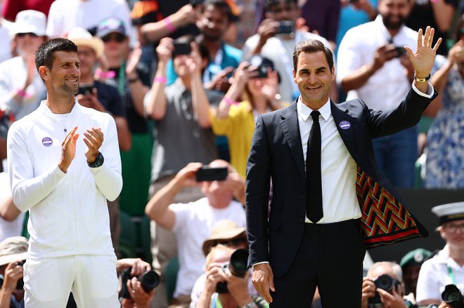 Rogerju Federerju (desno) je zaploskal tudi prvi nosilec letošnjega turnirja Srb Novak Đoković. FOTO: Adrian Dennis/AFP
