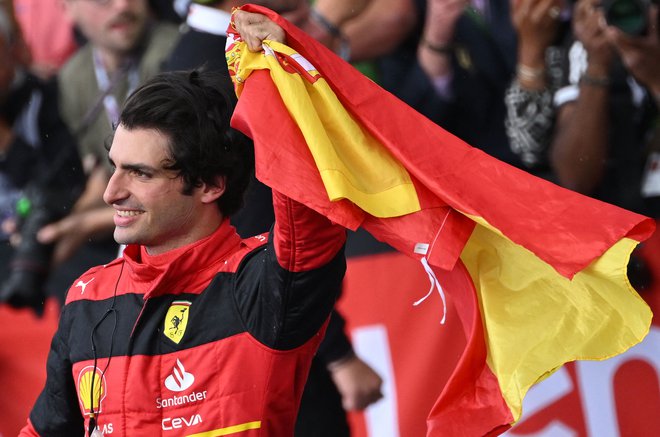 Carlos Sainz proslavlja po dirki v Silverstonu. FOTO: Justin Tallis/AFP
