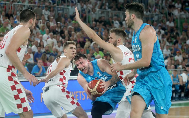 Hrvaški košarkarji so po nepozabnem obisku Stožic doživeli še boleč poraz pred svojimi navijači. FOTO: Blaž Samec/Delo
