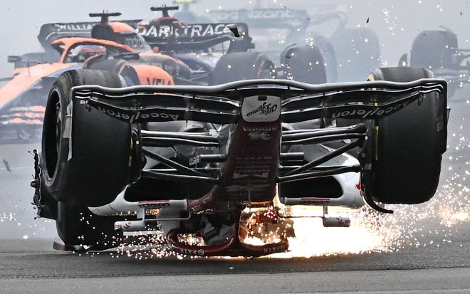 Guanyu&nbsp;Zhou je imel velikansko srečo v grozljivi nesreči. FOTO: Ben Stansall/AFP
