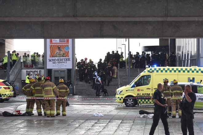 Policisti in reševalci pred nakupovalni središčem. FOTO: Olafur Steinar Gestsson/AFP
