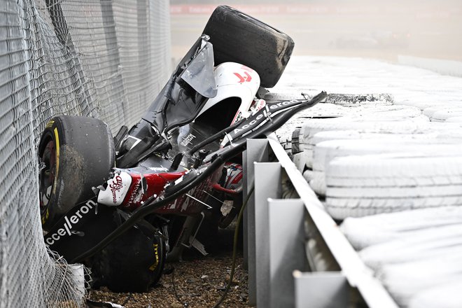 Zhou Guanyu je imel veliko srečo v nesreči. FOTO: Ben Stansall/AFP
