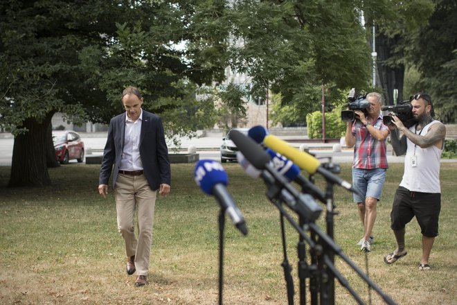 Dajte mi priložnost, je odgovoril Logar na vprašanje, ali meni, da mu bo podpora SDS, ki jo zavrača od 40 do 50 odstotkov vprašanih, pri kandidaturi škodovala. FOTO: Jure Eržen/Delo
