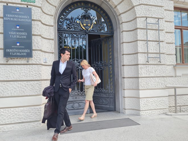Nataša Faganeli ob odhodu s sodišča v družbi odvetnika Črta Šateja; ta je že napovedal pritožbo na sodbo. FOTO: Aleksander Brudar

