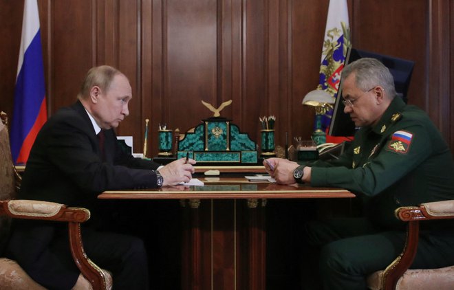 Ruski predsednik&nbsp;Vladimir Putin se je danes sestal z obrambnim ministrom Sergejem Šojgujem v vladni palači v Kremlju. FOTO:&nbsp;Mikhail Klimentyev/AFP
