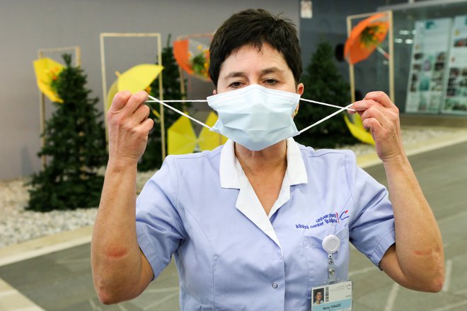 Nošenje mask ter večja medosebna razdalja in higiena kašlja so le minimalni ukrepi za preprečevanje prenosa okužb. FOTO MARKO FEIST
