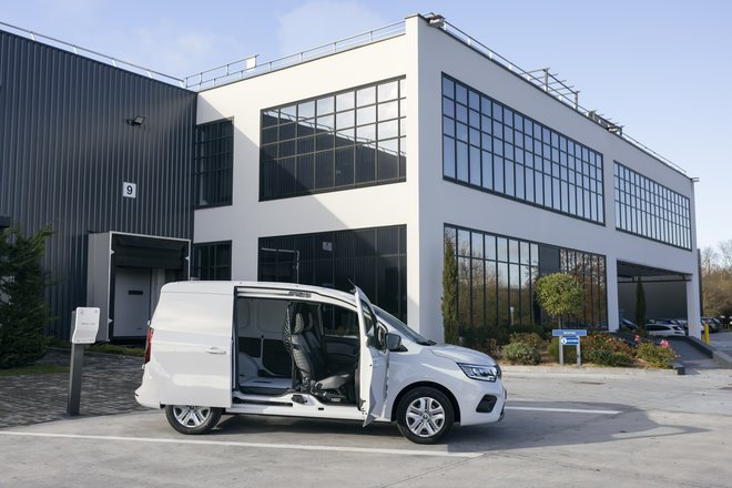 Novi Renaultov električni dostavnik kangoo van e-tech electric ima celo vrsto novosti. Prednost je način nakladanja, saj na sovoznikovi strani ni sredinskega stebrička. FOTO: Renault
