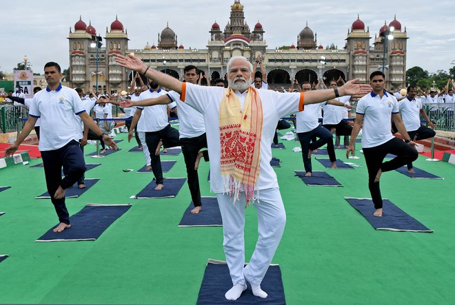 Indijski premier Narendra Modi je vedno poudarjal, da je bil zanj od nekdaj najpomembnejši cilj &raquo;očiščenje samega sebe&laquo;, zato so se Indijci zbali, da bi rad Modi prečistil državo. FOTO:&nbsp;Stringer/Reuters
