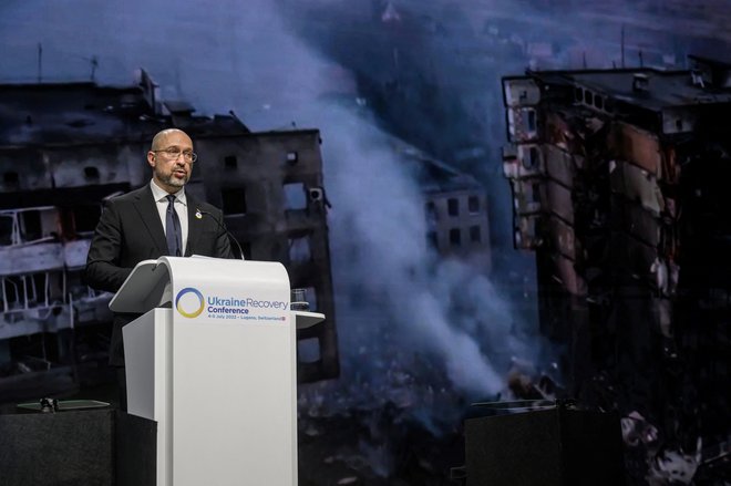 Ukrajinski premier Denis Šmihal je v Luganu ocenil, da je neposredna škoda na infrastrukturi vredna več kot 100 milijard dolarjev. Za celovito obnovo naj bi potrebovali 750 milijard. Velik del tega, od 300 do 500 milijard, si želijo dobiti z zaplembo premoženja ruske države in oligarhov, ki je, predvsem na Zahodu, zamrznjeno. FOTO: Fabrice Coffrini/AFP
