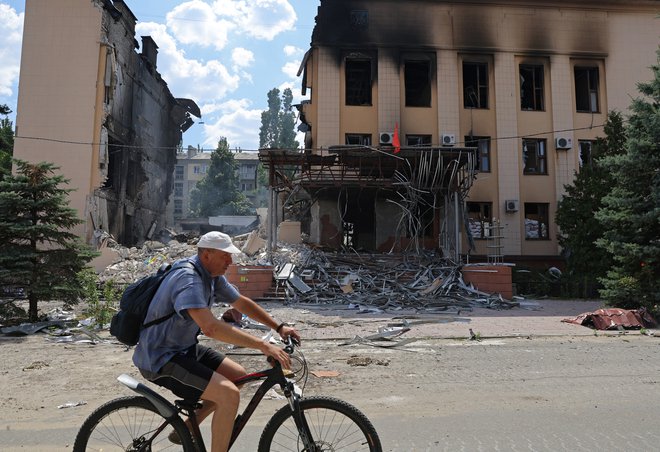 Ostanki poslopja mestnega sveta v Lisičansku na vzhodu Ukrajine. FOTO: Alexander Ermochenko/Reuters
