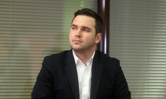 Marko Balažic, ki je enajsti predsednik SLS, se obrača k ustanovitelju stranke Ivanu Omanu.
