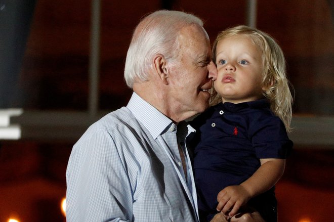 Demokratski predsednik Joe Biden z vnukom Beaujem med praznovanjem 4. julija v Beli hiši. FOTO: Tom Brenner/Reuters
