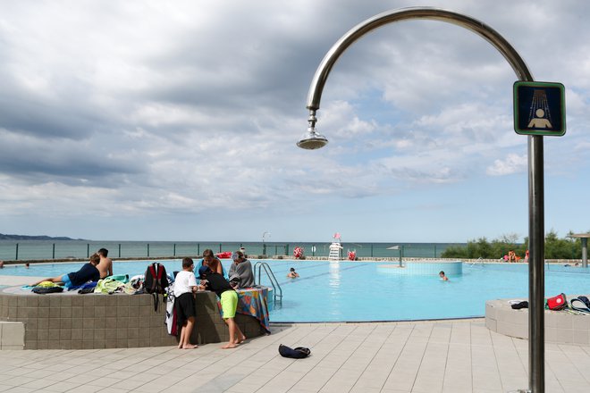 Do nadaljnjega bodo zaprti tuši na vseh plažah. FOTO: Marko Feist/Delo
