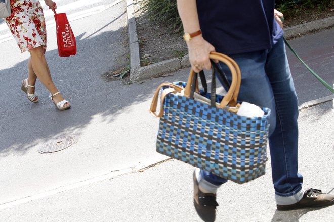 Plastične nosilne vrečke zamenjajmo s trajnostnimi, cekarji so lahko naš novi modni dodatek. FOTO: Mavric Pivk/Delo
