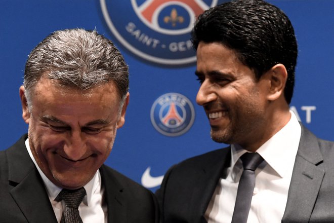 Christophe Galtier (levo) ob predsedniku PSG Naserju Al-Helaifiju po koncu novinarske konference na štadionu Park princev v Parizu.&nbsp;FOTO: Bertrand Guay/AFP
