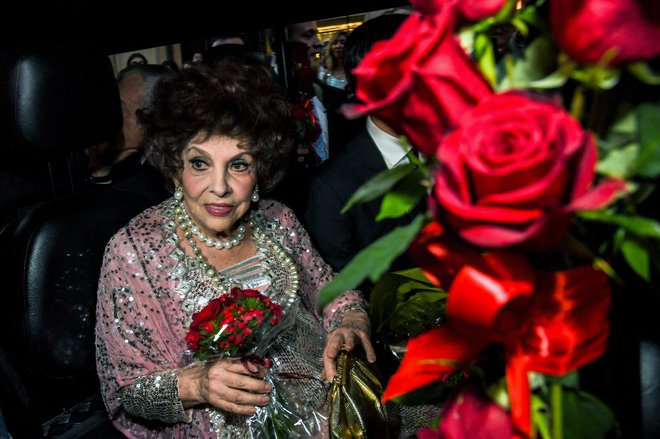 Gina Lollobrigida se je v javnosti nazadnje pojavila novembra lani v nedeljski televizijski oddaji Domenica In. To pa je njena fotografija iz leta 2017, ko je praznovala svoj 90. rojstni dan. FOTO: Andreas Solaro/ AFP
