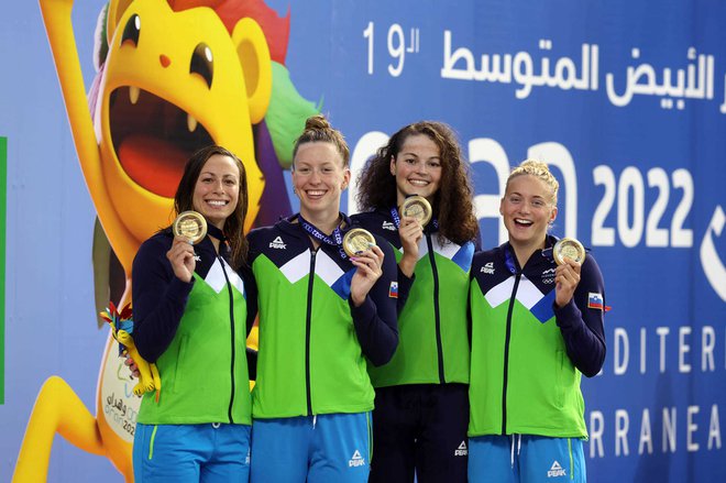 Tjaša Pintar, Janja Šegel, Katja Fain in Neža Klančar so s samimi rekordi slavile zlato v štafeti 4 x 100 prosto. FOTO: OKS/facebook
