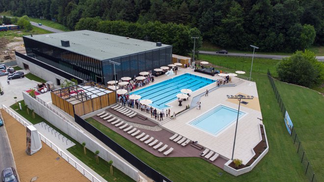 Novi bazen je slovenjgraška občina umestila med obvoznico in reko Mislinjo. Na levi strani bo septembra bogatejši za park urbanih športov, na desni bo dobil adrenalinski del. FOTO: arhiv Spotur
