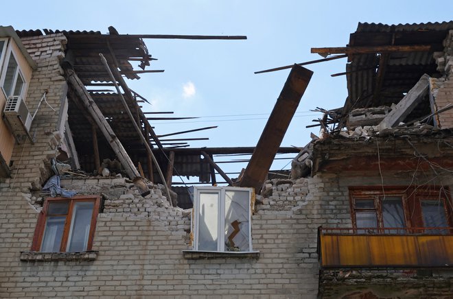 Uničena stavba v Lisičansku. FOTO: Alexander Ermochenk/Reuters
