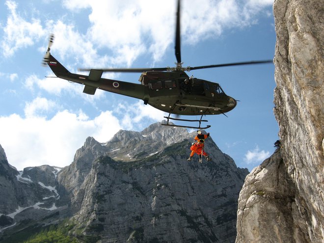 V Sloveniji je reševanje v gorah v nasprotju z na primer Avstrijo in Italijo brezplačno. FOTO: HNMP
